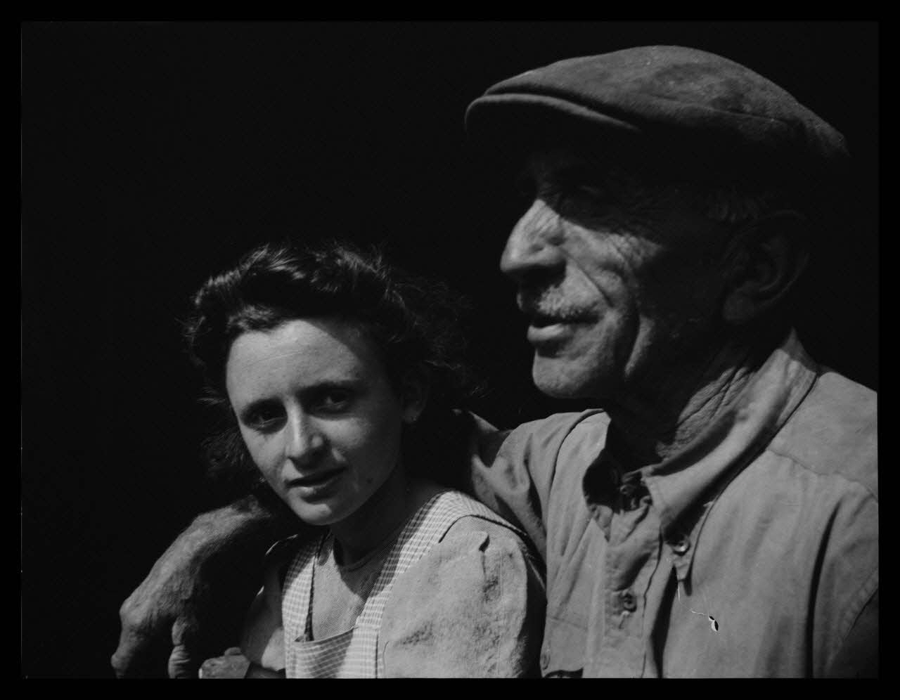 Marcel Mignot photographie Paysan et jeune fille Champagne-Ardenne, France 1941 Ph.1941.23.30 Photo