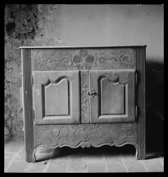Pierre Soulier photographie Chez Monsieur Salmon, boulanger. Décor gravé d'un moulin à sasser Centre, France 1941/8/23 Ph.1941.30.2 Photo