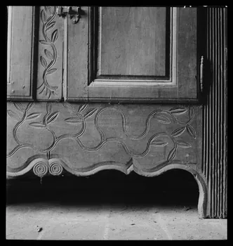 Pierre Soulier photographie Chez Monsieur Salmon, boulanger. Détail inférieur du décor gravé d'un moulin à sasser Centre, France 1941/8/23 Ph.1941.30.3 Photo