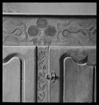 Pierre Soulier photographie Chez Monsieur Salmon, boulanger. Détail supérieur du décor gravé d'un moulin à sasser Centre, France 1941/8/23 Ph.1941.30.4 Photo
