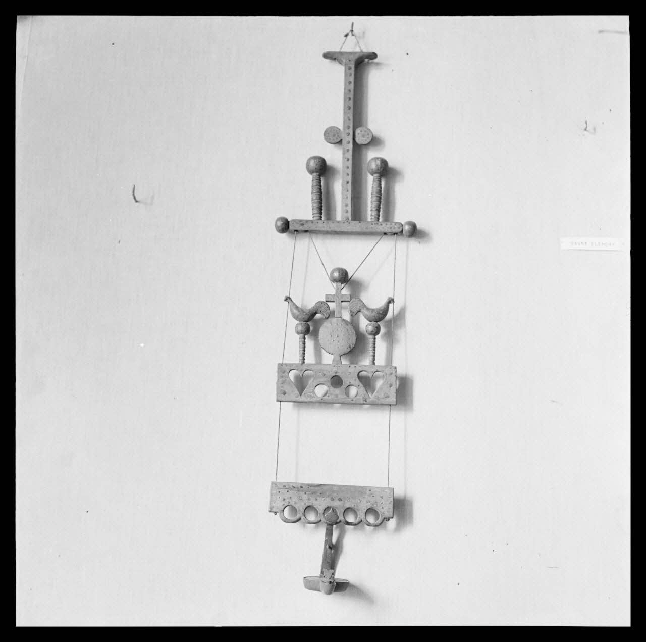 Gérard Franceschi photographie Exposition du Salon de l'Imagerie. Porte-châleil en bois peint et sculpté du Puy-de-Dôme Auvergne, France 1942/6/24 Ph.1942.78.5 Photo