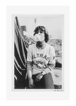 Daniele Segre tirage photographique Portrait d'une ultras "granata" au chewing-gum Piémont, Italie 1977/5-1979/5 2016.24.13  Photo Mucem/ Yves Inchierman