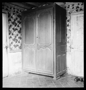 Pierre Soulier photographie Monsieur Labye. Armoire Picardie, France 1941/7/10 Ph.1941.111.15 Photo