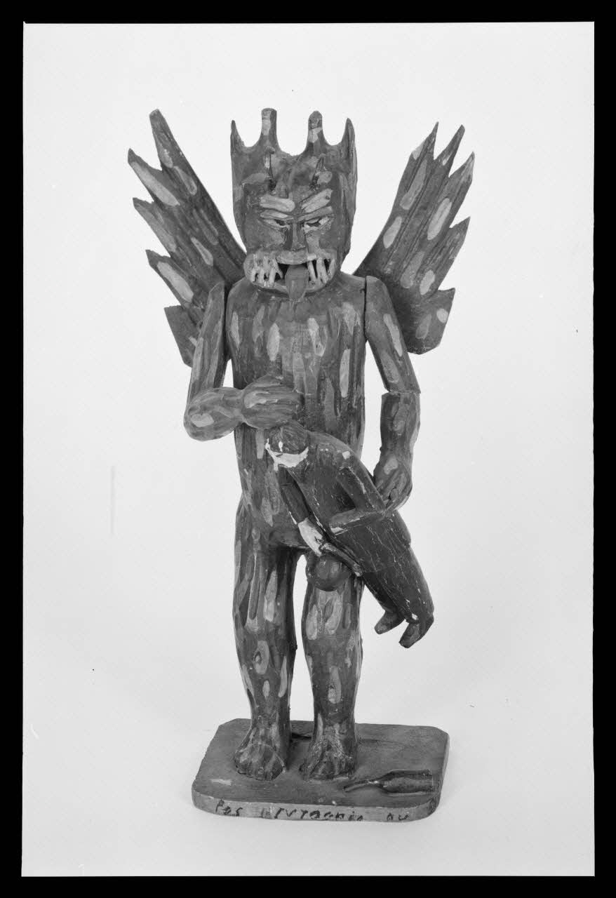 Chastamier photographie Statuette de Savoie en bois sculpté et peint représentant un diable emportant un ivrogne. 20è siècle France 1941 Ph.1941.113.98 Photo