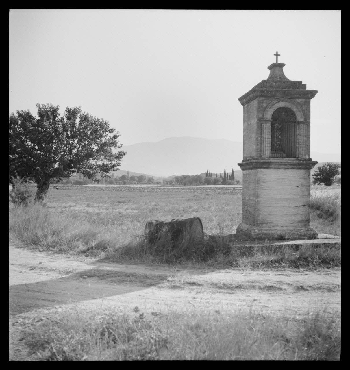 photographie Comtat venaissin.Vierge au carrefour d'une route. Au fond, le mont Ventoux Ph.1941.124.109 Photo