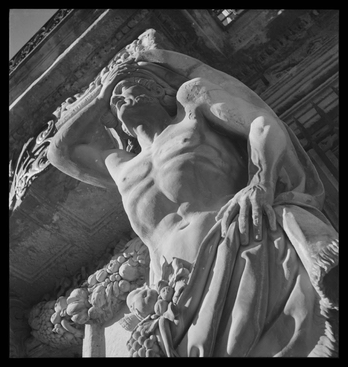 photographie Pavillon Vendôme. Cariatide en gros plan Ph.1941.124.57 Photo