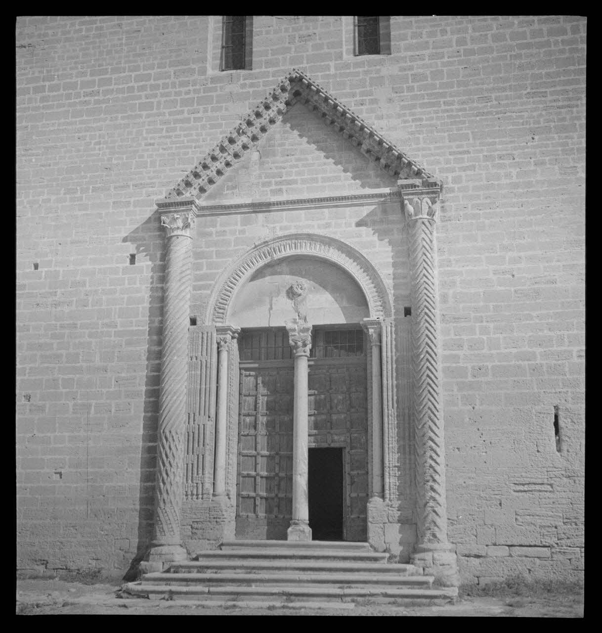photographie Porte centrale de l'église Ph.1941.124.72 Photo