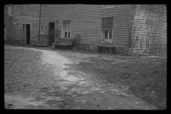 Marc Sibertin-Blanc photographie Grande Rue. Les Prés de Monsieur Pierre Noiret. Petite exploitation Champagne-Ardenne, France 1942/6/1 Ph.1942.81.15 Photo