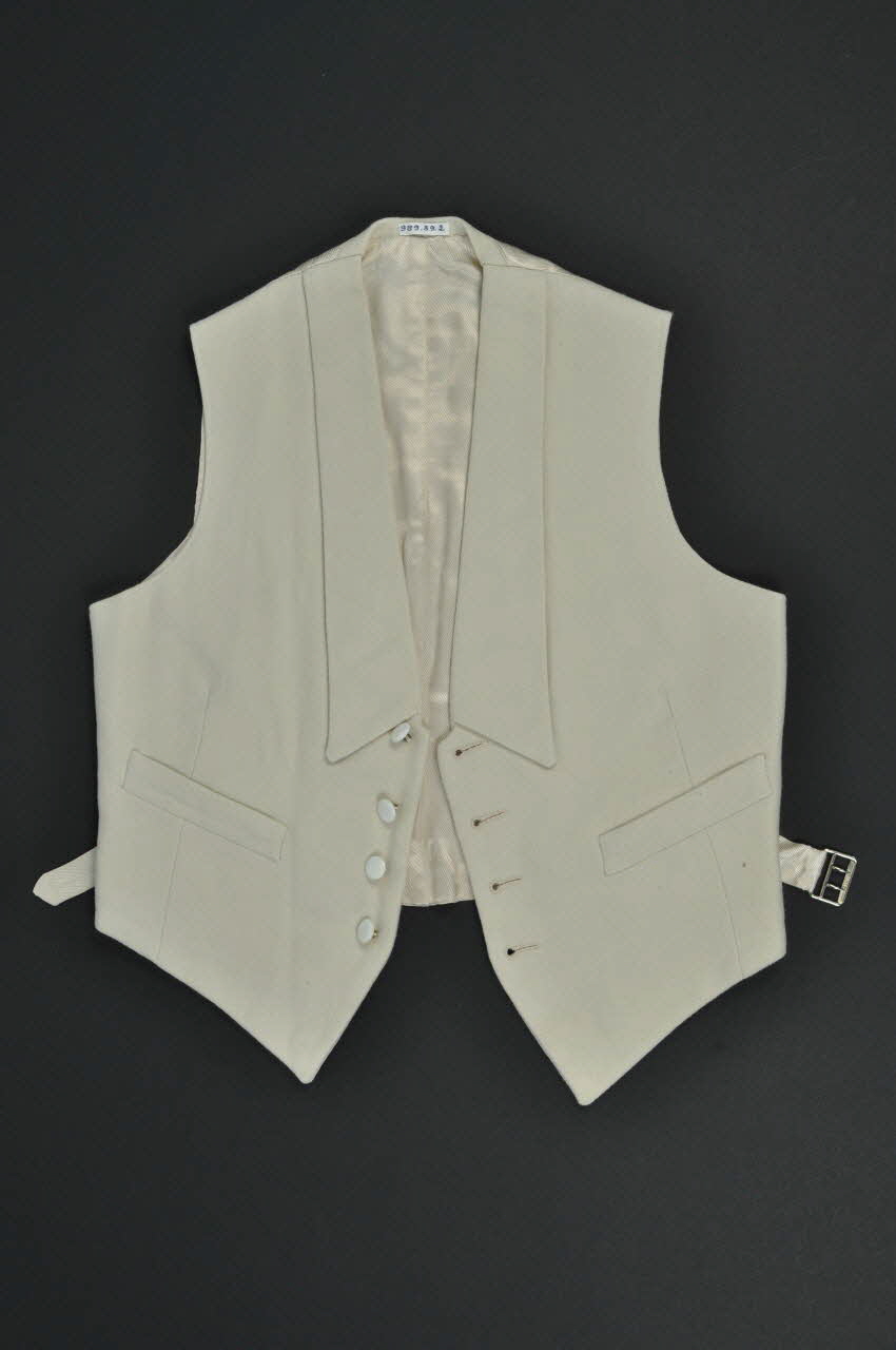 Magasins Belle Jardinière gilet de premier communiant Île-de-France, France 1950/05/00 1989.39.2 Photo Mucem