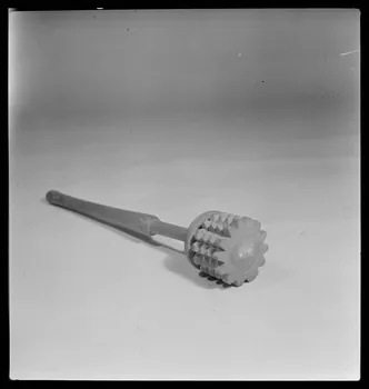 Gérard Franceschi photographie Moussoir en bois pour battre le chocolat France 1942 Ph.1942.165.1 Photo