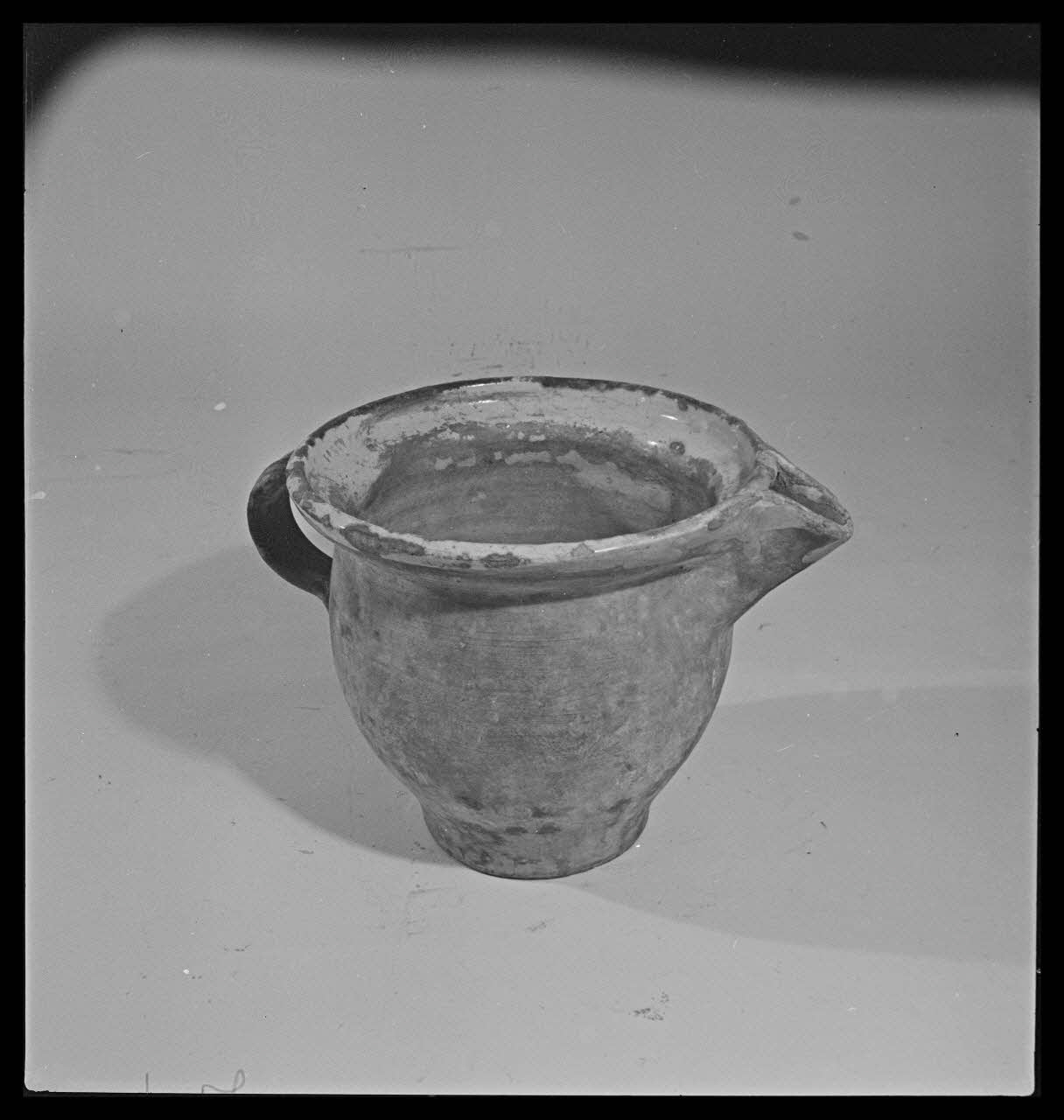Gérard Franceschi photographie Vase à anse Pezau, en terre vernissée jaune France 1942 Ph.1942.165.102 Photo
