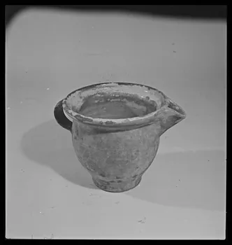 Gérard Franceschi photographie Vase à anse Pezau, en terre vernissée jaune France 1942 Ph.1942.165.102 Photo