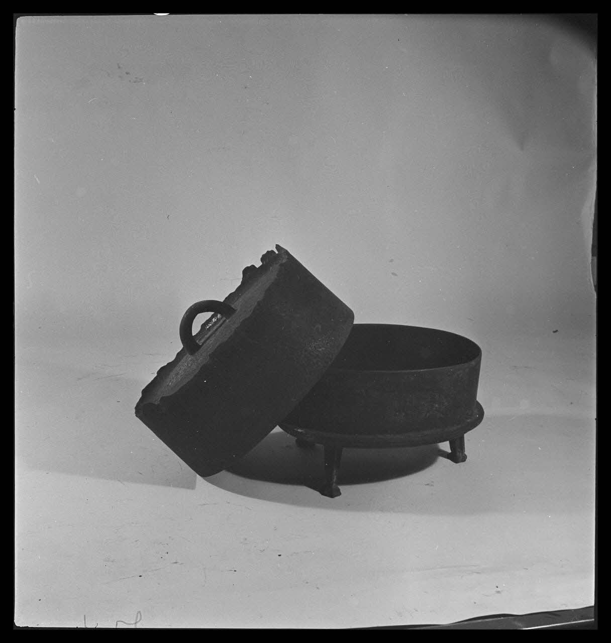 Gérard Franceschi photographie Marmite en fonte ou Daubière France 1942 Ph.1942.165.112 Photo