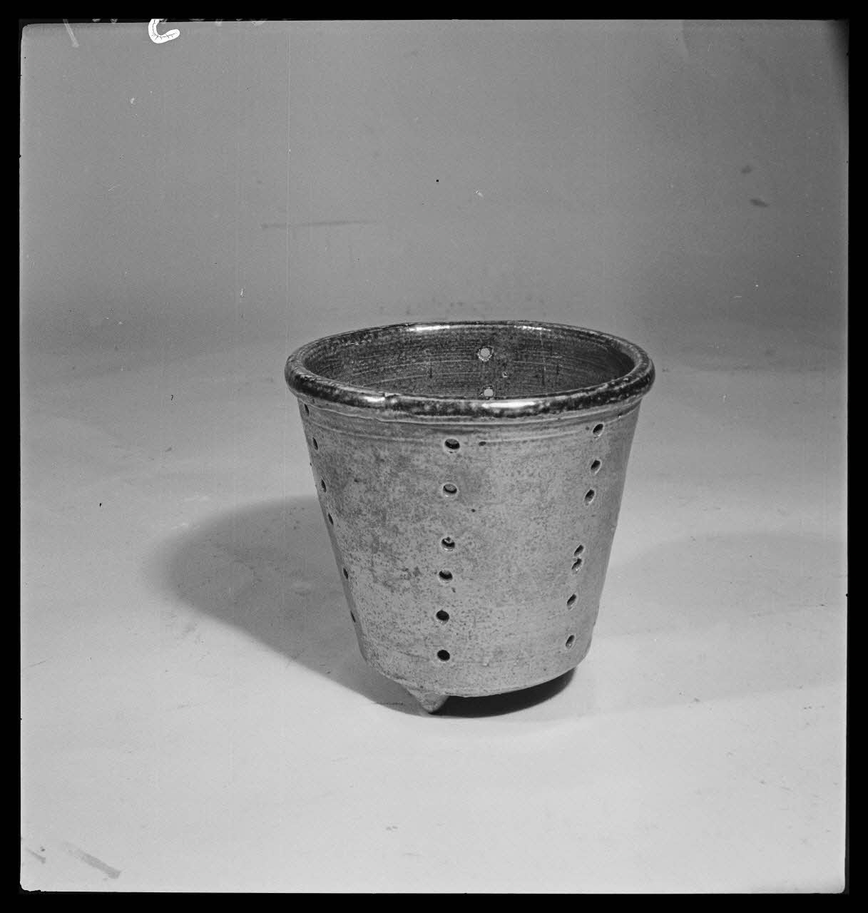 Gérard Franceschi photographie Egouttoir à fromage en grès brun France 1942 Ph.1942.165.119 Photo