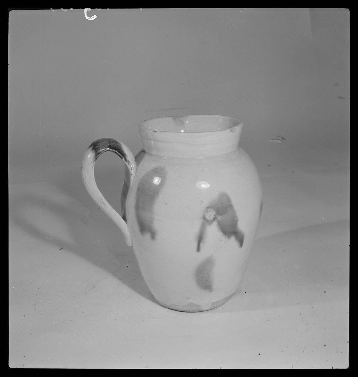 Gérard Franceschi photographie Pot à lait en terre vernissée jaune brun vert France 1942 Ph.1942.165.135 Photo