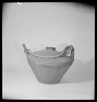 Gérard Franceschi photographie Pot à lait en fer blanc avec une corde France 1942 Ph.1942.165.137 Photo