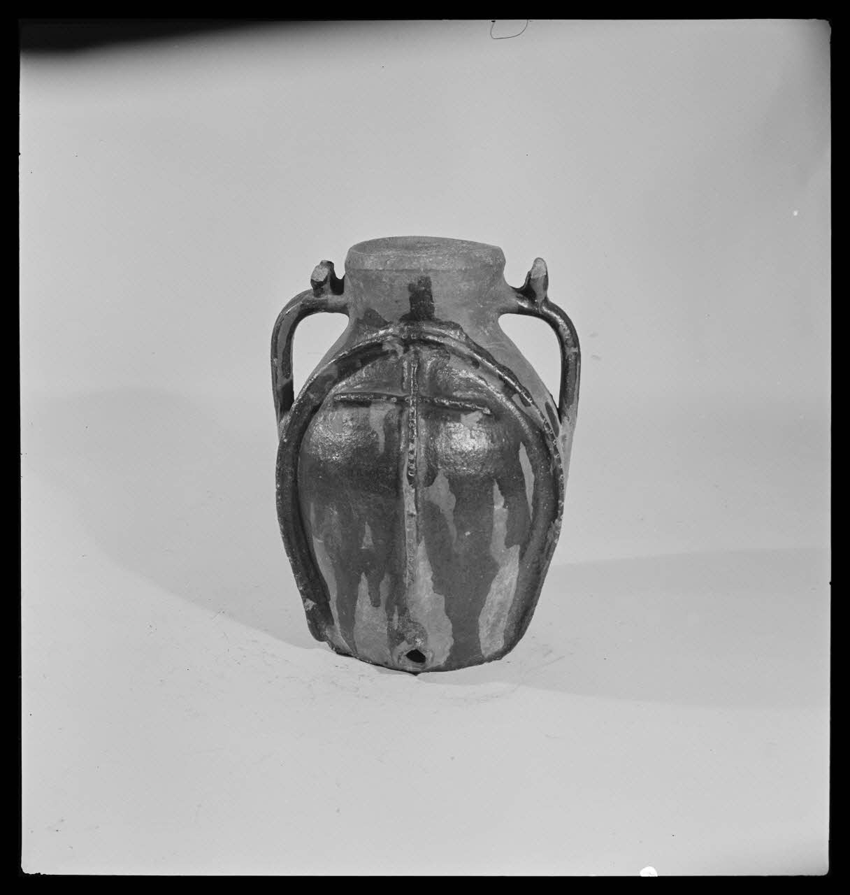 Gérard Franceschi photographie Fontaine en terre vernissée brune avec croix en relief France 1942 Ph.1942.165.141 Photo