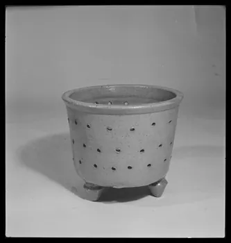 Gérard Franceschi photographie Egouttoir à fromage en terre vernissée orange France 1942 Ph.1942.165.15 Photo