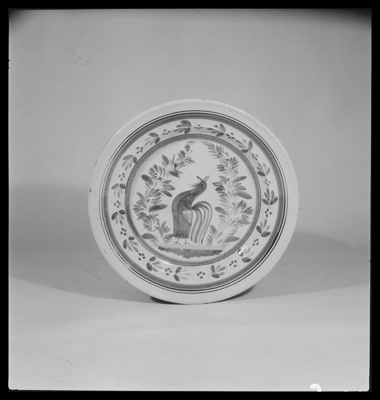 Gérard Franceschi photographie Plat en terre vernissée blanche avec décor d'oiseaux et de fleurs France 1942 Ph.1942.165.151  Photo