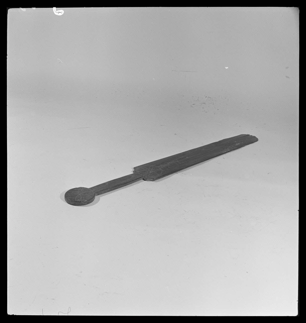 Gérard Franceschi photographie Couteau à crêpes en bois avec décor de rouelle France 1942 Ph.1942.165.153 Photo