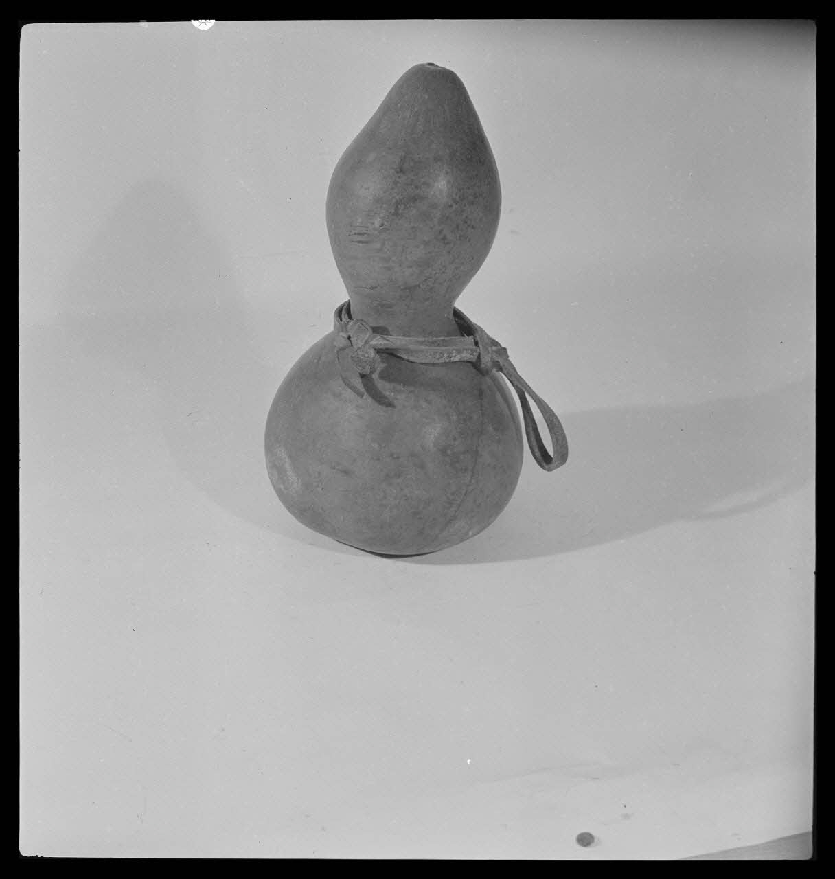 Gérard Franceschi photographie Gourde en courge bilobée avec lanière en cuir France 1942 Ph.1942.165.172 Photo