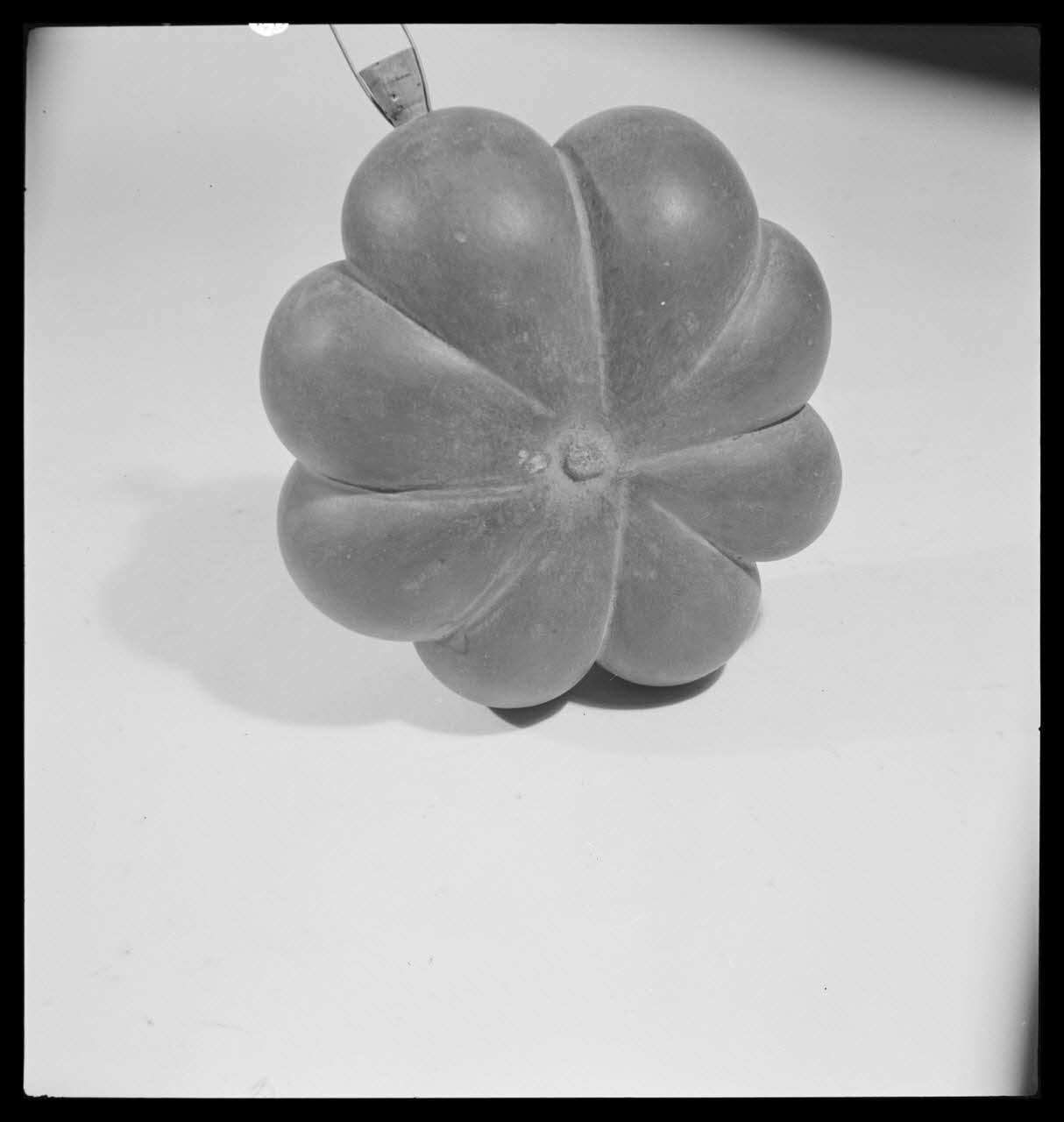 Gérard Franceschi photographie Gourde en courge à huit côtés avec un bouchon en liège France 1942 Ph.1942.165.173 Photo