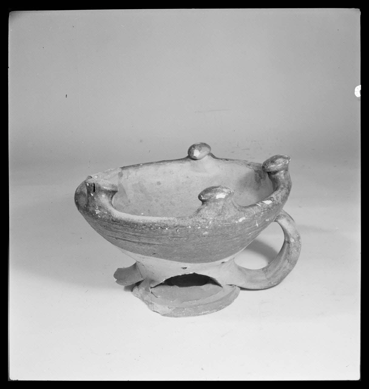 Gérard Franceschi photographie Chauffe-plat en terre verte partiellement vernissée France 1942 Ph.1942.165.181 Photo