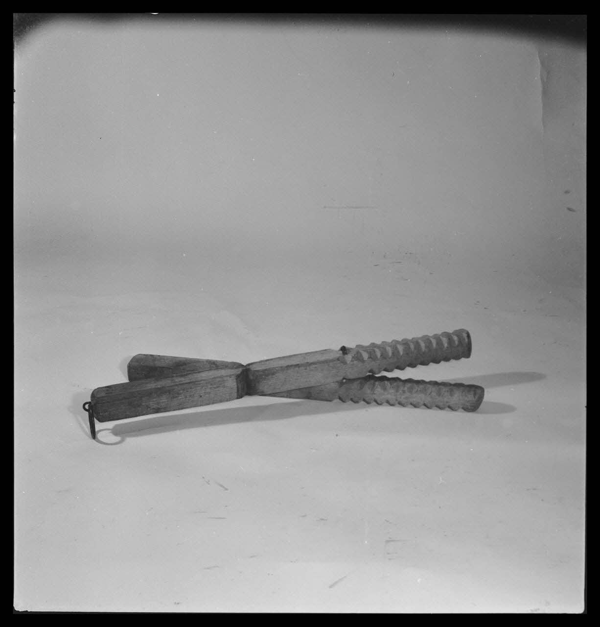 Gérard Franceschi photographie Epluche châtaignes en bois France 1942 Ph.1942.165.191 Photo