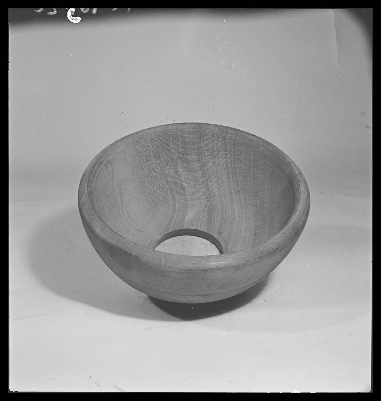 Gérard Franceschi photographie Filtre en bois tourné et étoffe France 1942 Ph.1942.165.20 Photo