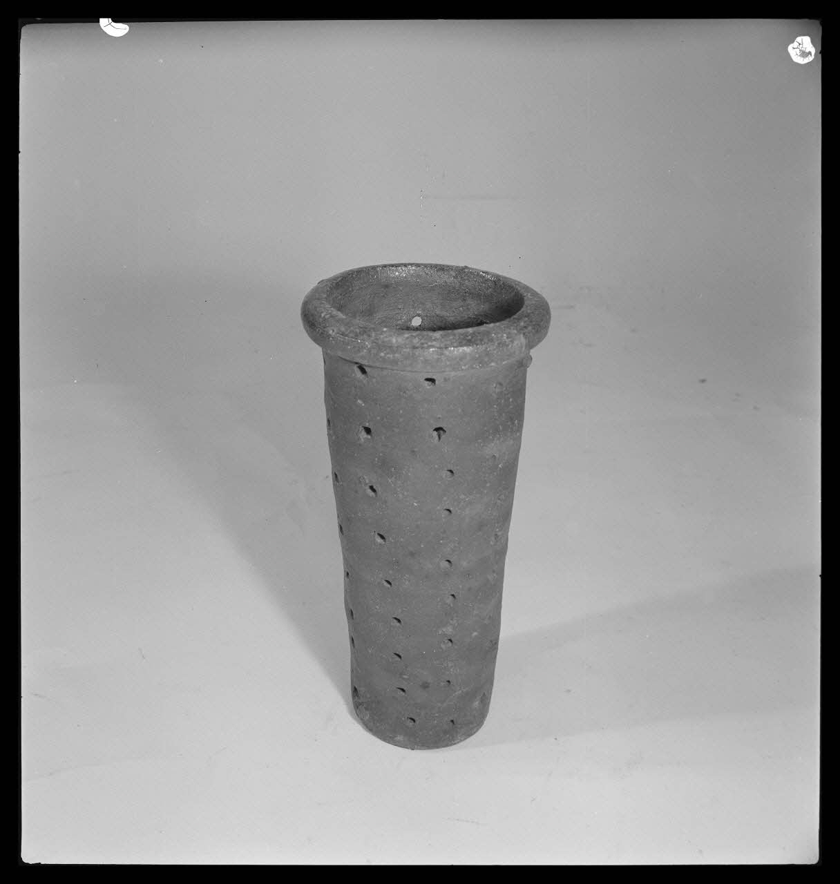 Gérard Franceschi photographie Poullier moule à fromage en terre cuite France 1942 Ph.1942.165.21 Photo