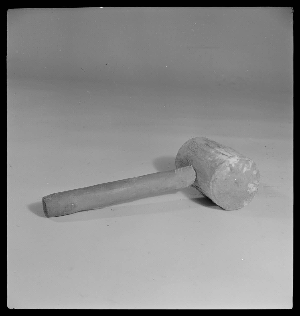 Gérard Franceschi photographie Maillet pour casser les noix en bois France 1942 Ph.1942.165.217 Photo