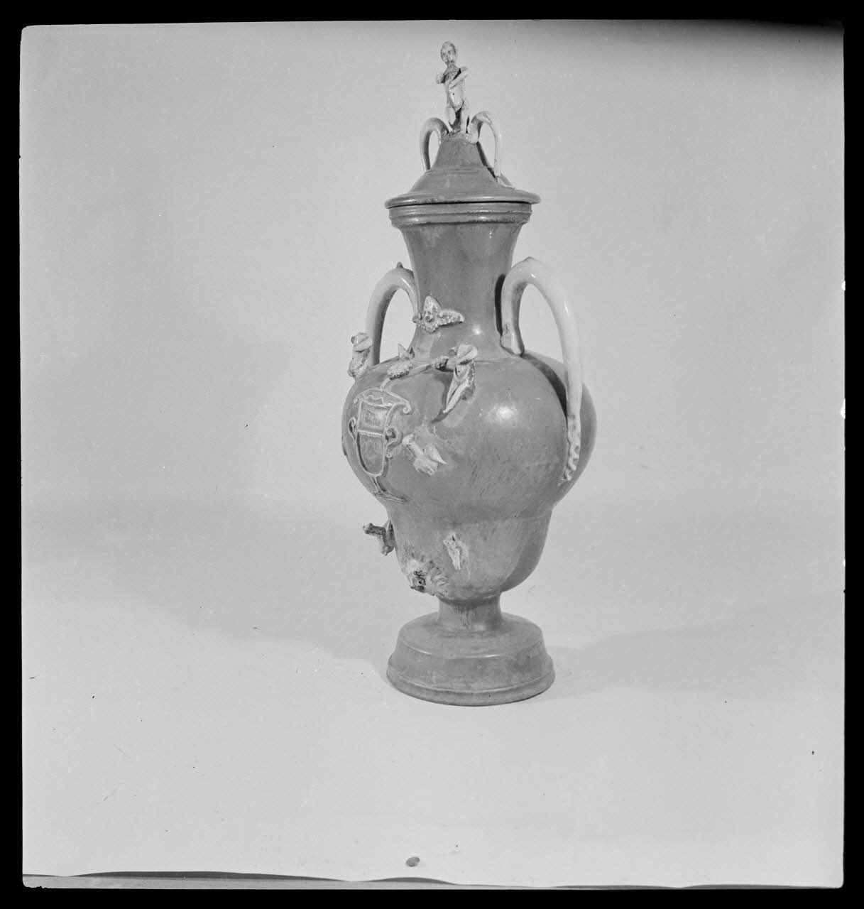 Gérard Franceschi photographie Fontaine couvercle avec décor de personnages en ronde bosse en terre vernissée France 1942 Ph.1942.165.238 Photo