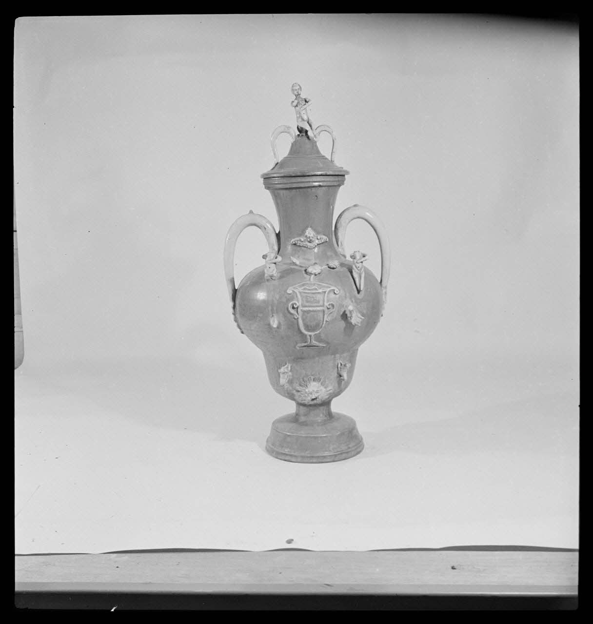 Gérard Franceschi photographie Fontaine couvercle avec décor de personnages en ronde bosse en terre vernissée France 1942 Ph.1942.165.239 Photo