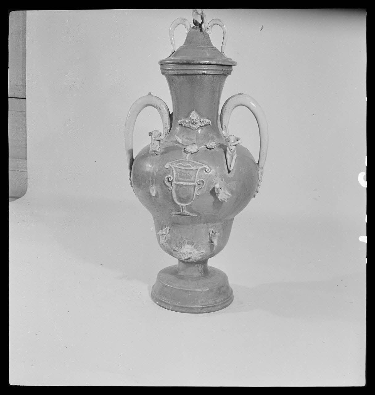 Gérard Franceschi photographie Fontaine couvercle avec décor de personnages en ronde bosse en terre vernissée France 1942 Ph.1942.165.240 Photo