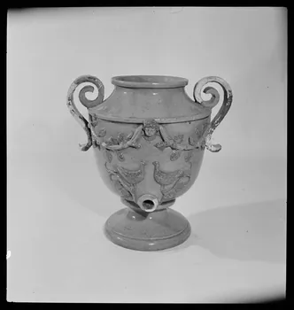 Gérard Franceschi photographie Fontaine sans couvercle avec décor en relief d'oiseaux et de branches France 1942 Ph.1942.165.241 Photo