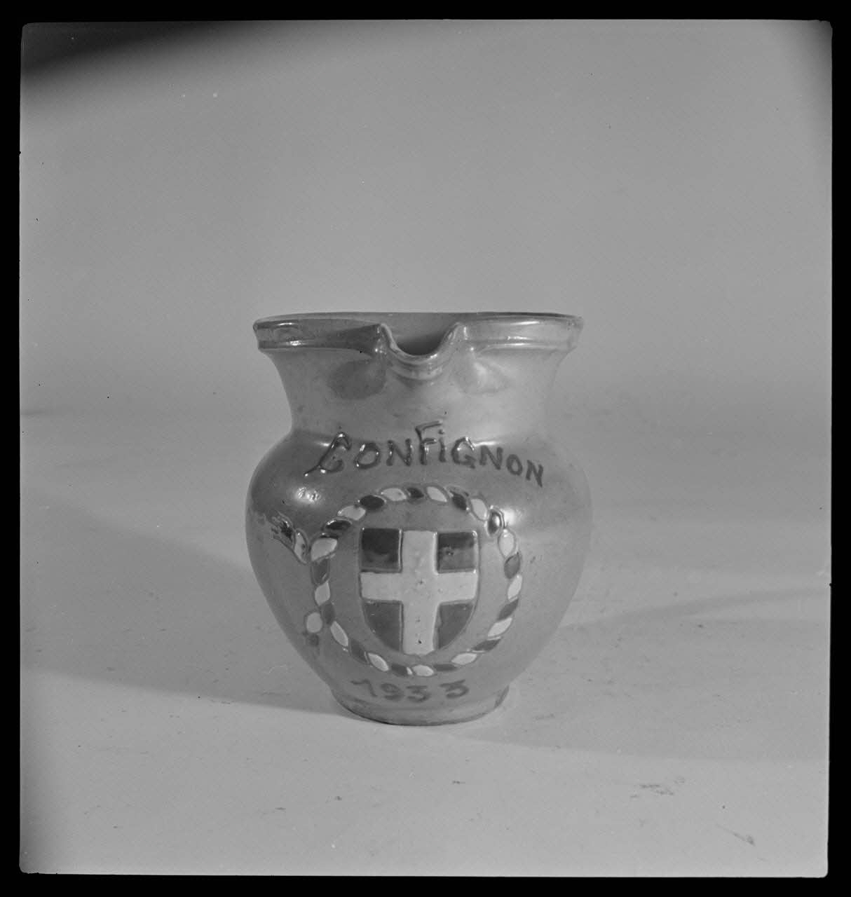 Gérard Franceschi photographie Pot de Vogne avec décor de blason. Inscription "Confignon 1933" France 1942 Ph.1942.165.253 Photo