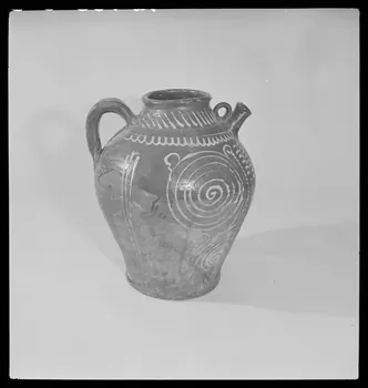 Gérard Franceschi photographie Cruche à une anse avec décor spiralé. En terre vernissée décorée France 1942 Ph.1942.165.258 Photo