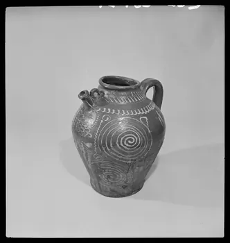Gérard Franceschi photographie Cruche à une anse avec décor spiralé. En terre vernissée décorée France 1942 Ph.1942.165.259 Photo