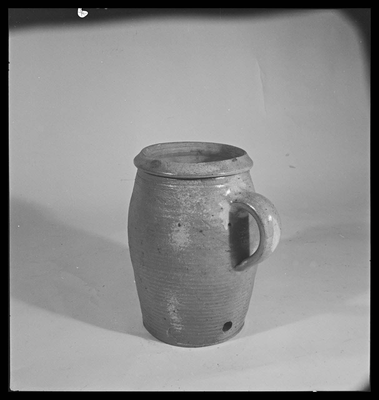 Gérard Franceschi photographie Pot à douzi pour soutirer le lait France 1942 Ph.1942.165.26 Photo