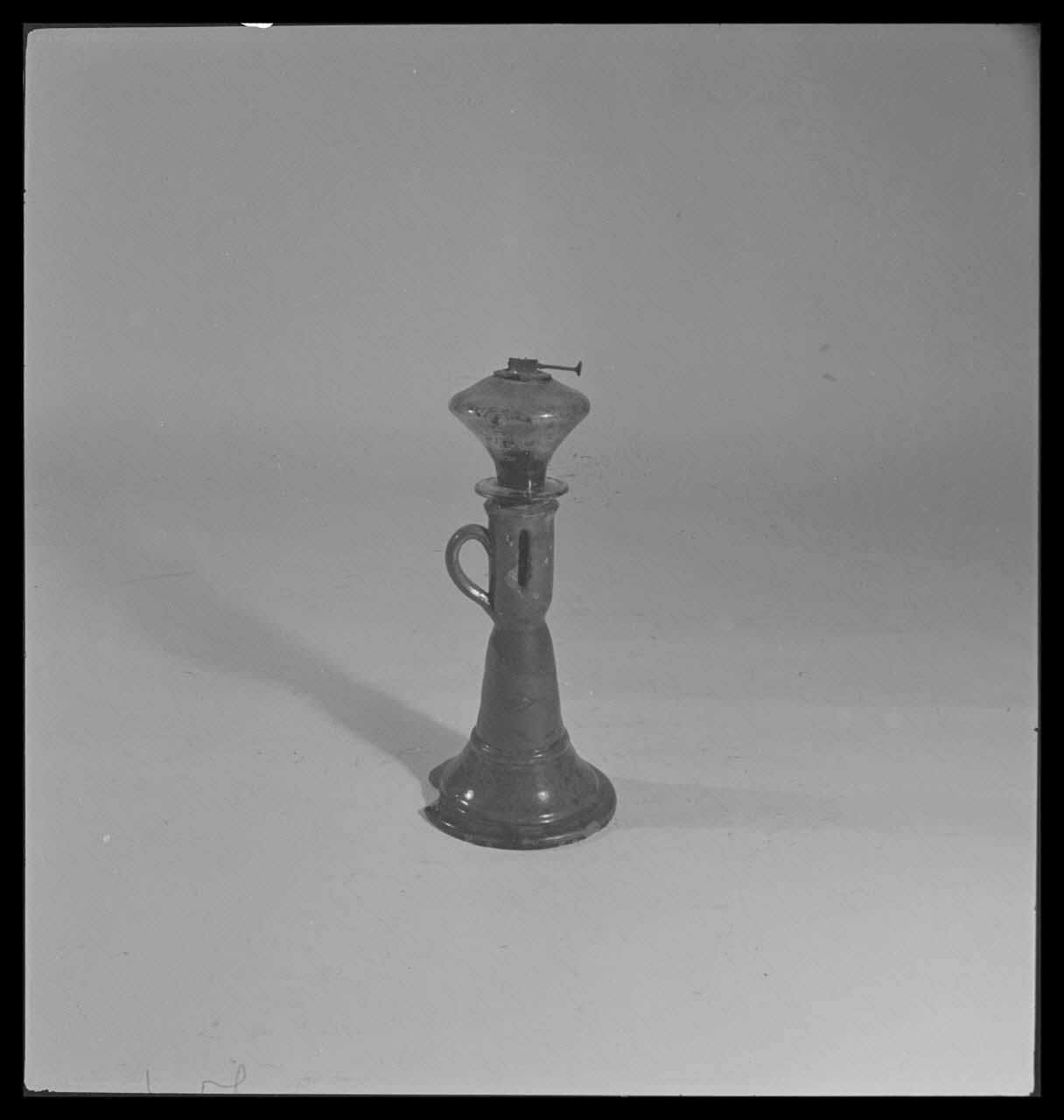 Gérard Franceschi photographie Chandelier et lampe à huile France 1942 Ph.1942.165.268 Photo