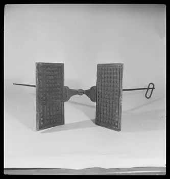 Gérard Franceschi photographie Moule à gaufres en fer forgé France 1942 Ph.1942.165.269  Photo