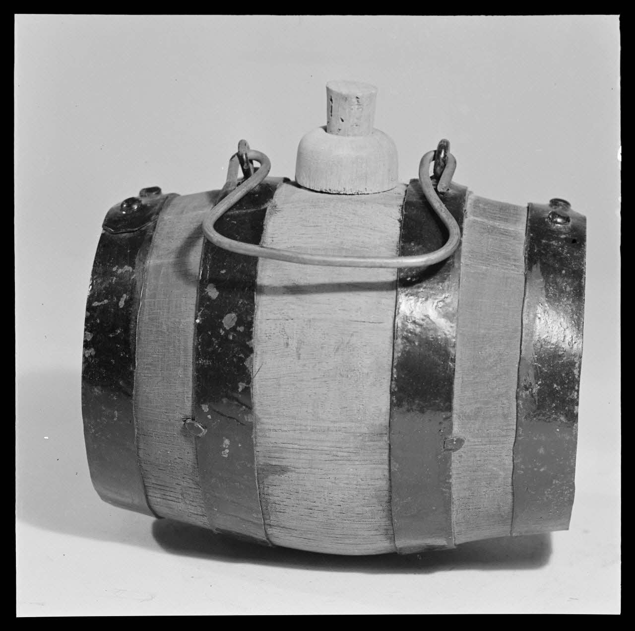 Gérard Franceschi photographie Tonnelet à eau de vie en bois cerclé de fer France 1942 Ph.1942.165.284 Photo