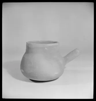 Gérard Franceschi photographie Pot à cuire les haricots en terre cuite France 1942 Ph.1942.165.293 Photo
