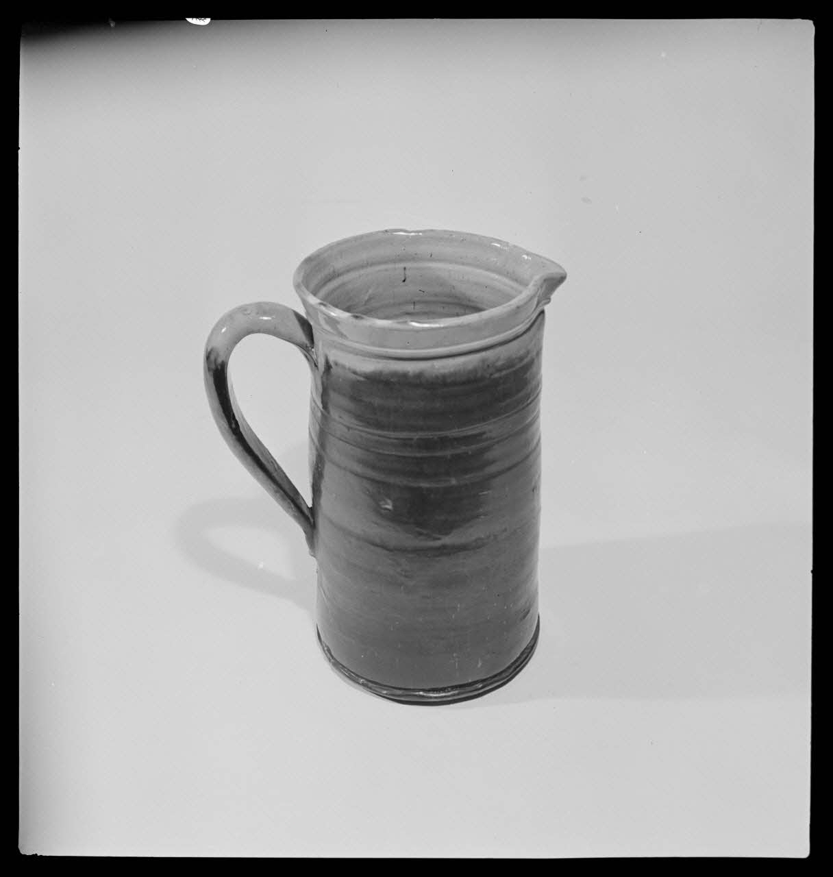 Gérard Franceschi photographie Broc avec bec à deux anses en terre vernissée jaune marron France 1942 Ph.1942.165.296 Photo