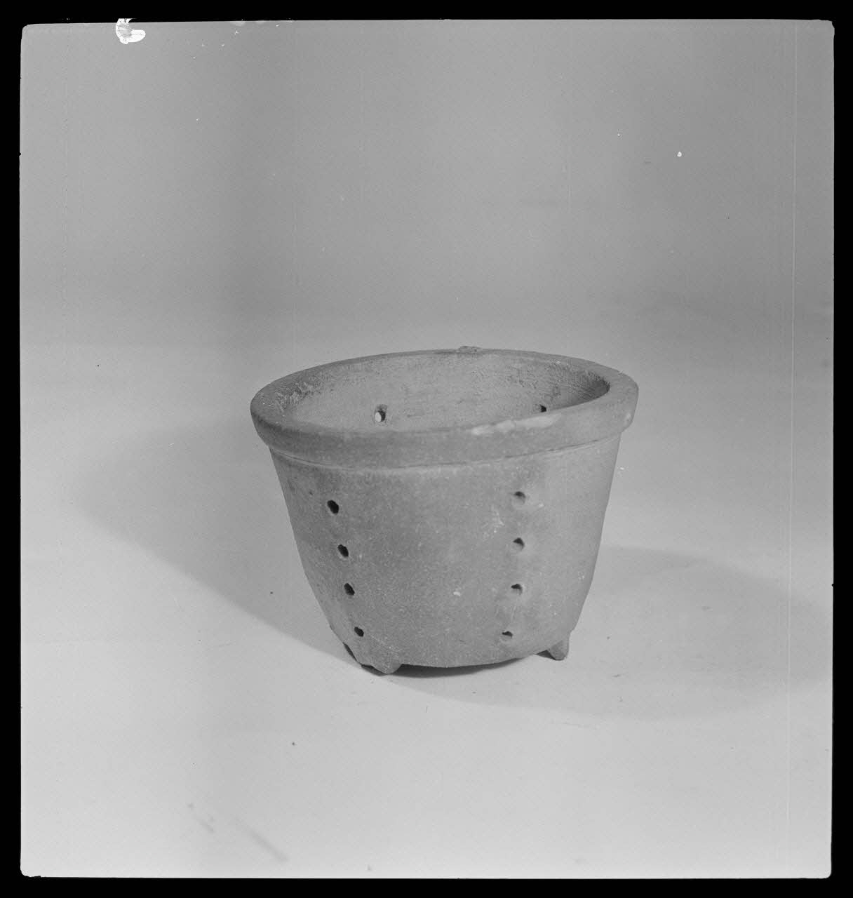 Gérard Franceschi photographie Moule à fromage en grès France 1942 Ph.1942.165.30 Photo