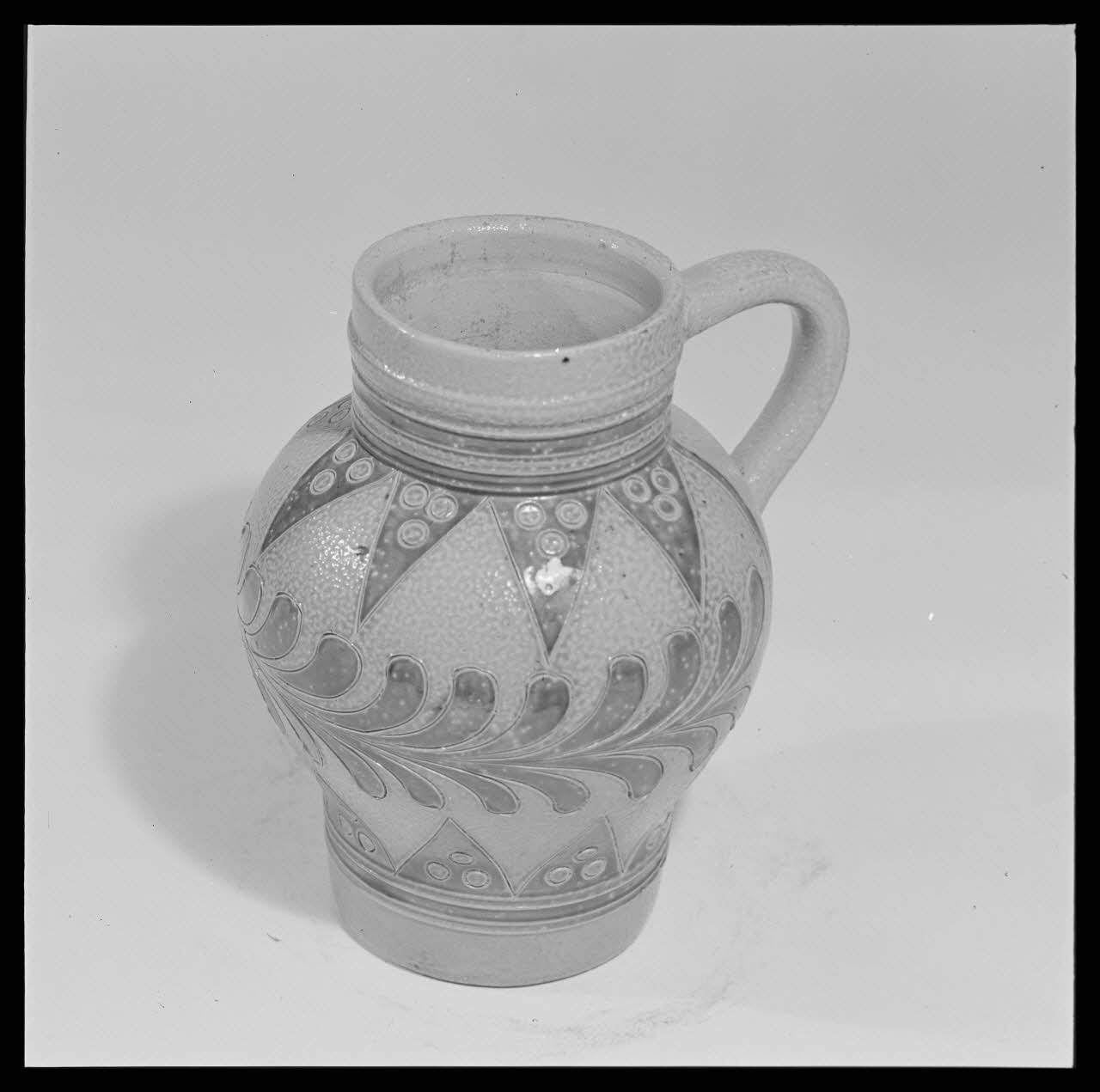 Gérard Franceschi photographie Cruche avec décor bleu floral en grès gris-bleu France 1942 Ph.1942.165.301 Photo