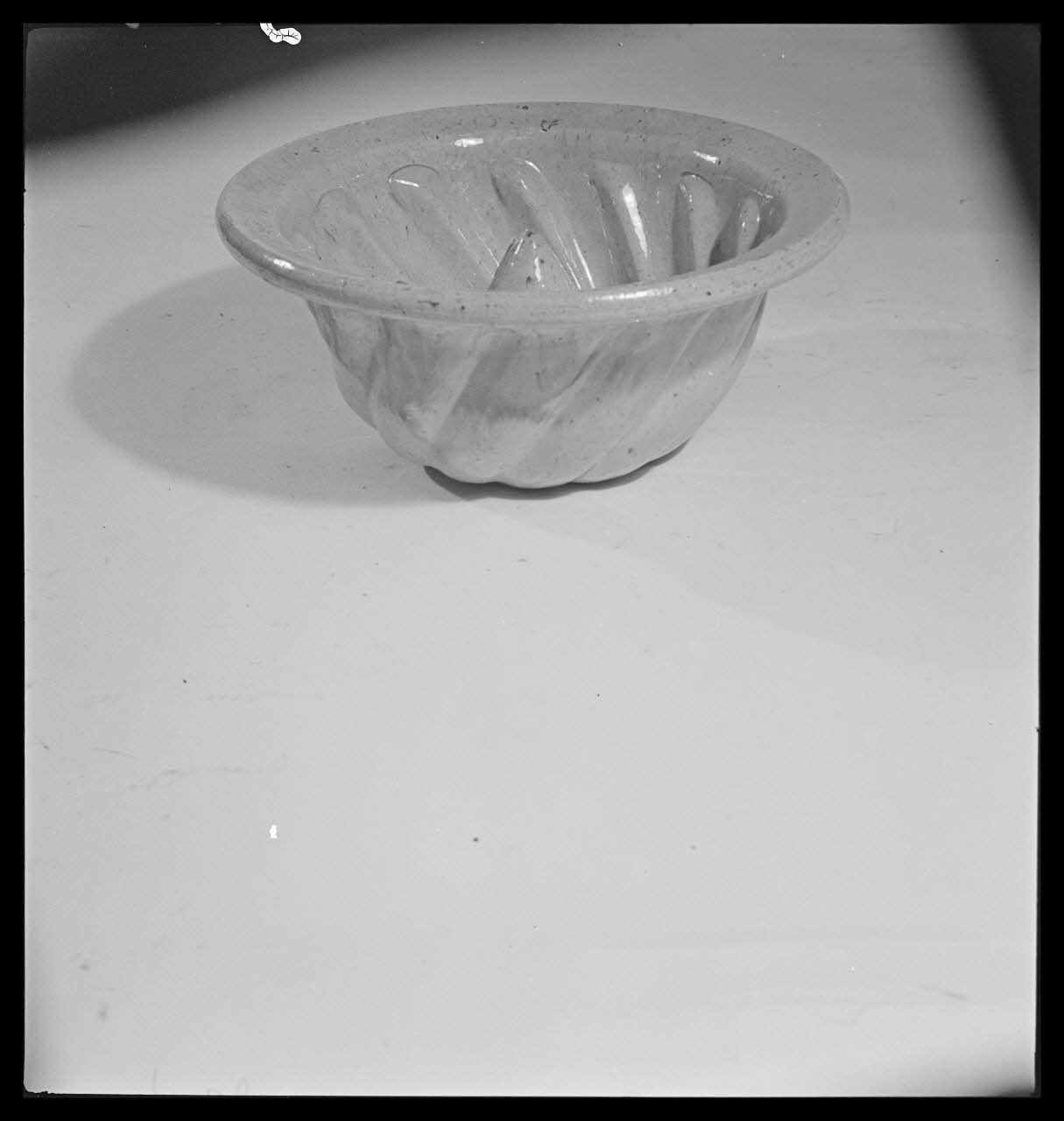 Gérard Franceschi photographie Moule à pâtisseries en terre vernissée jaune France 1942 Ph.1942.165.303 Photo