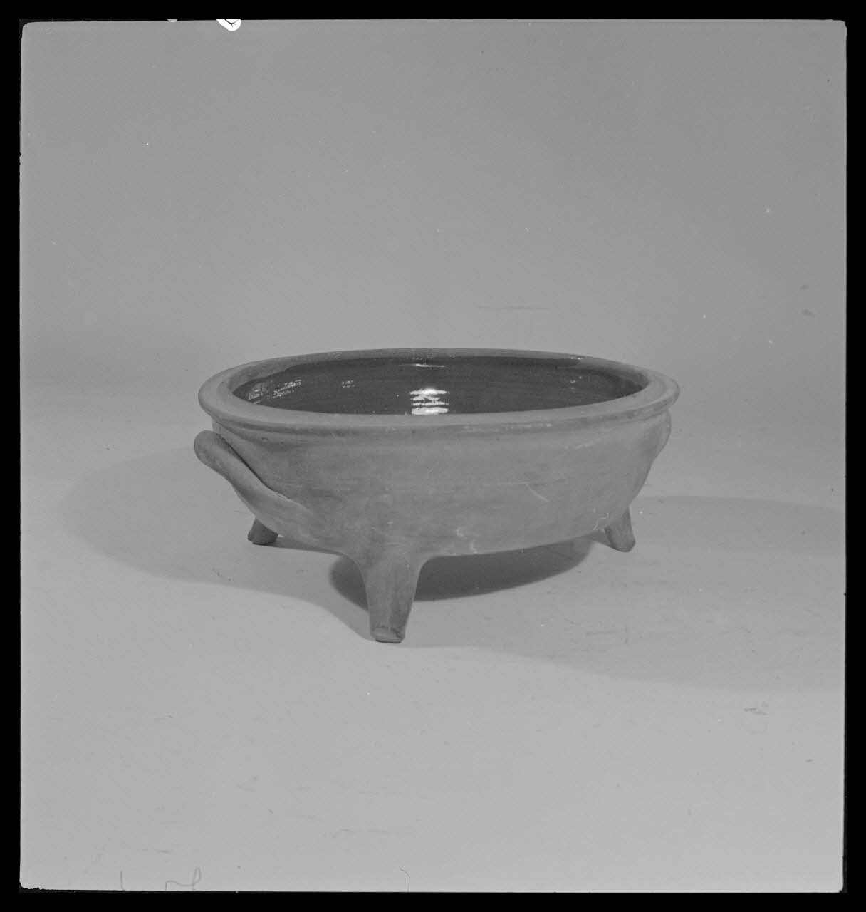 Gérard Franceschi photographie Tourtière ovale. Provenance : Charente France 1942 Ph.1942.165.314 Photo