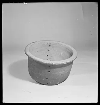 Gérard Franceschi photographie Pot à égoutter les fromages en terre. Provenance : Loir-et-Cher France 1942 Ph.1942.165.327 Photo