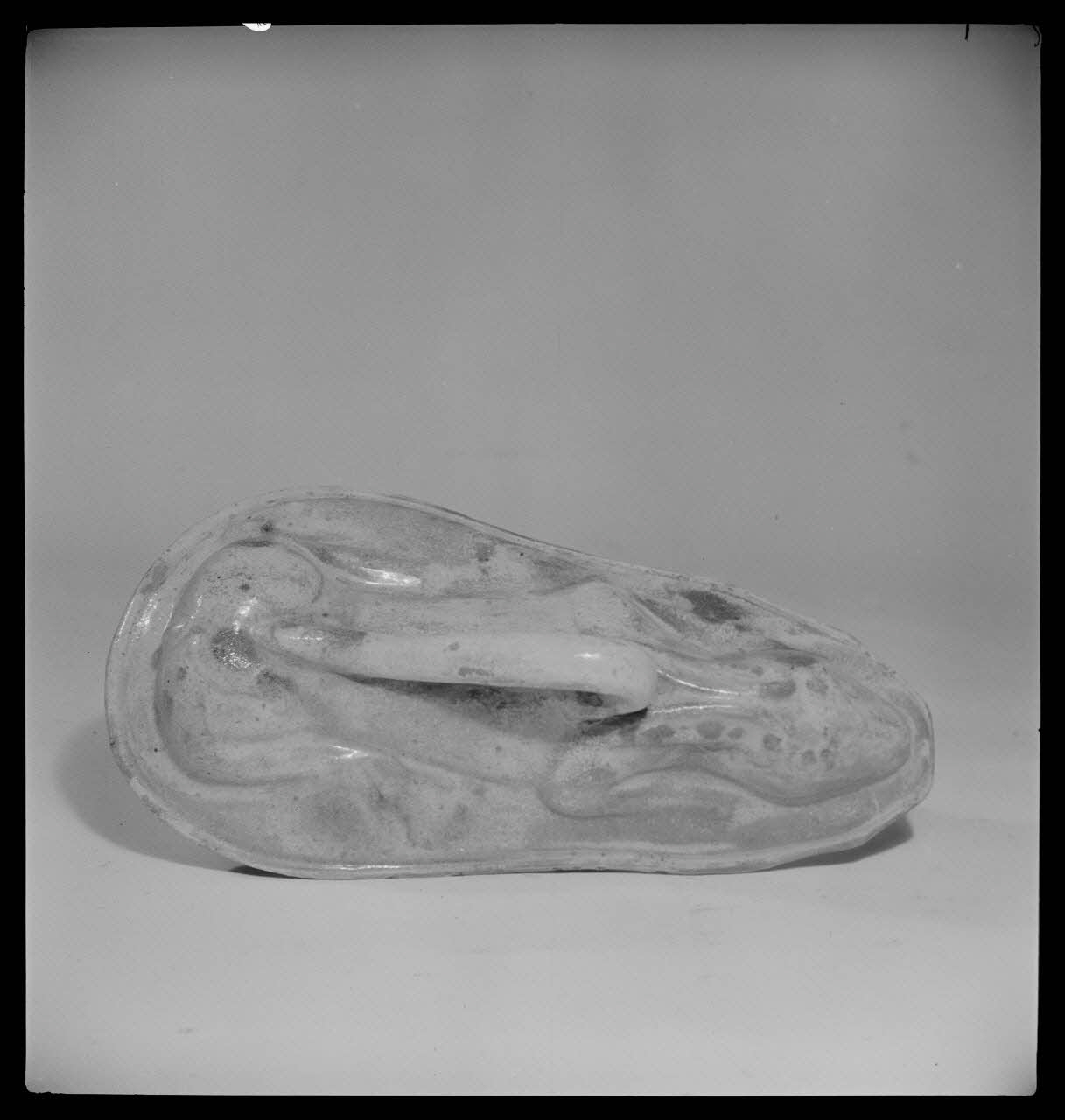 Gérard Franceschi photographie Couvercle de terrine à pâté figurant un lapin. Provenance : Charente France 1942 Ph.1942.165.335 Photo